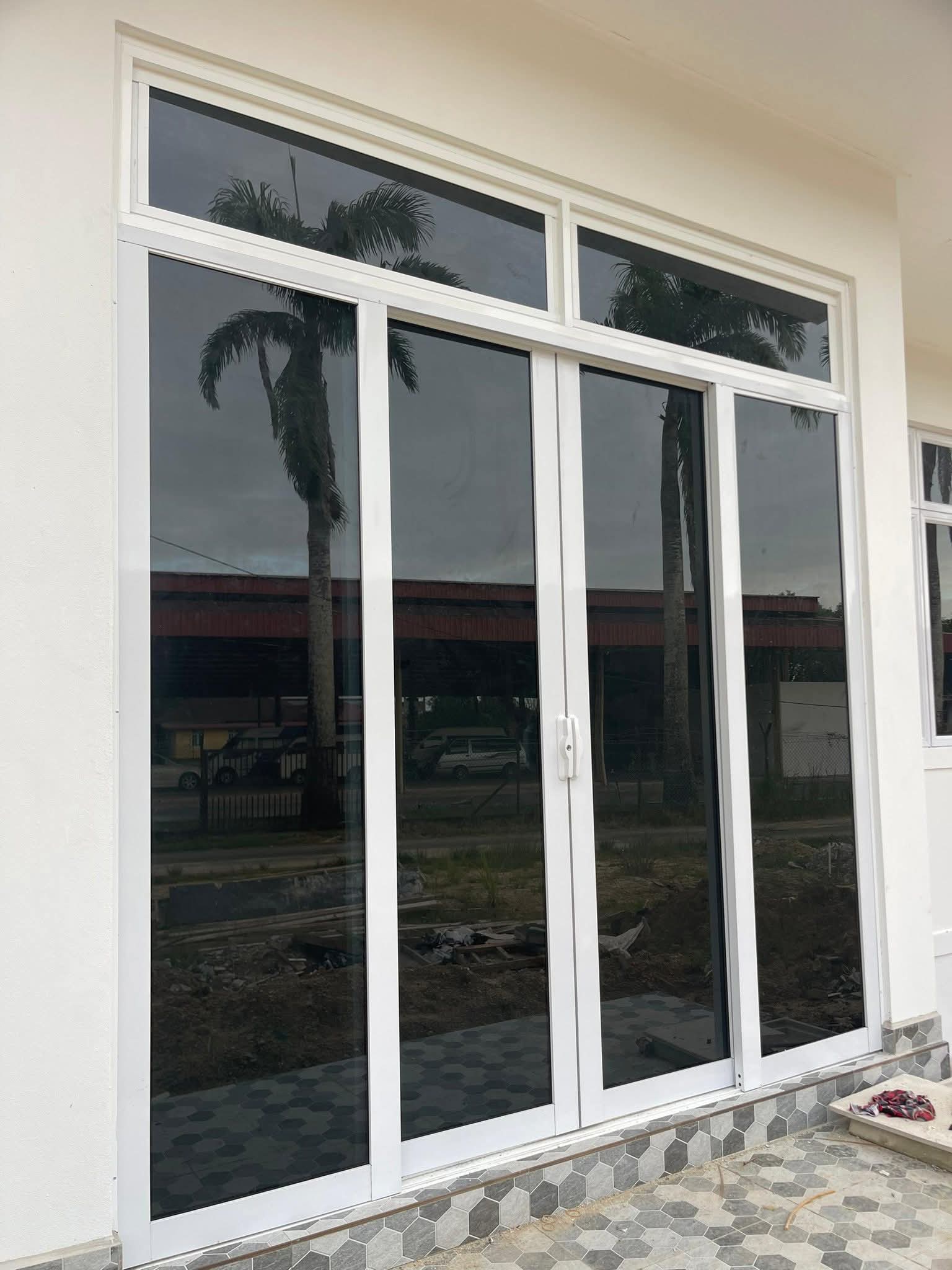 Rumah bumbung genting dengan tingkap aluminium
