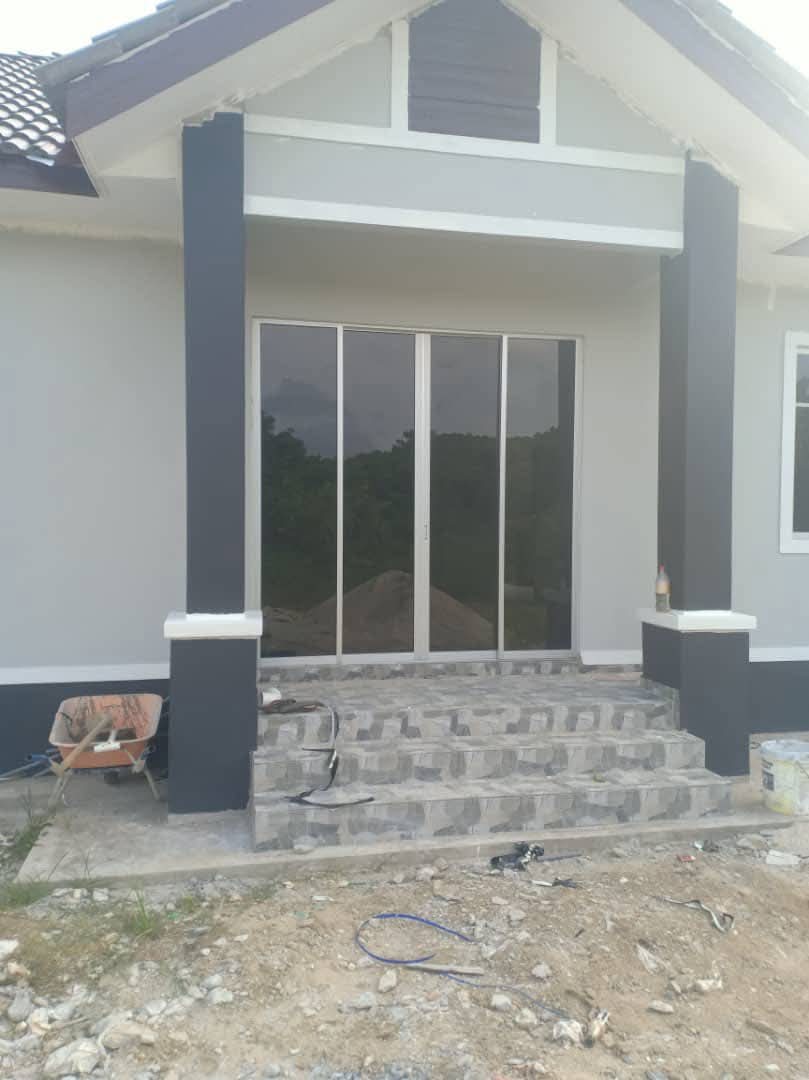 Pintu sliding tinted di anjung rumah