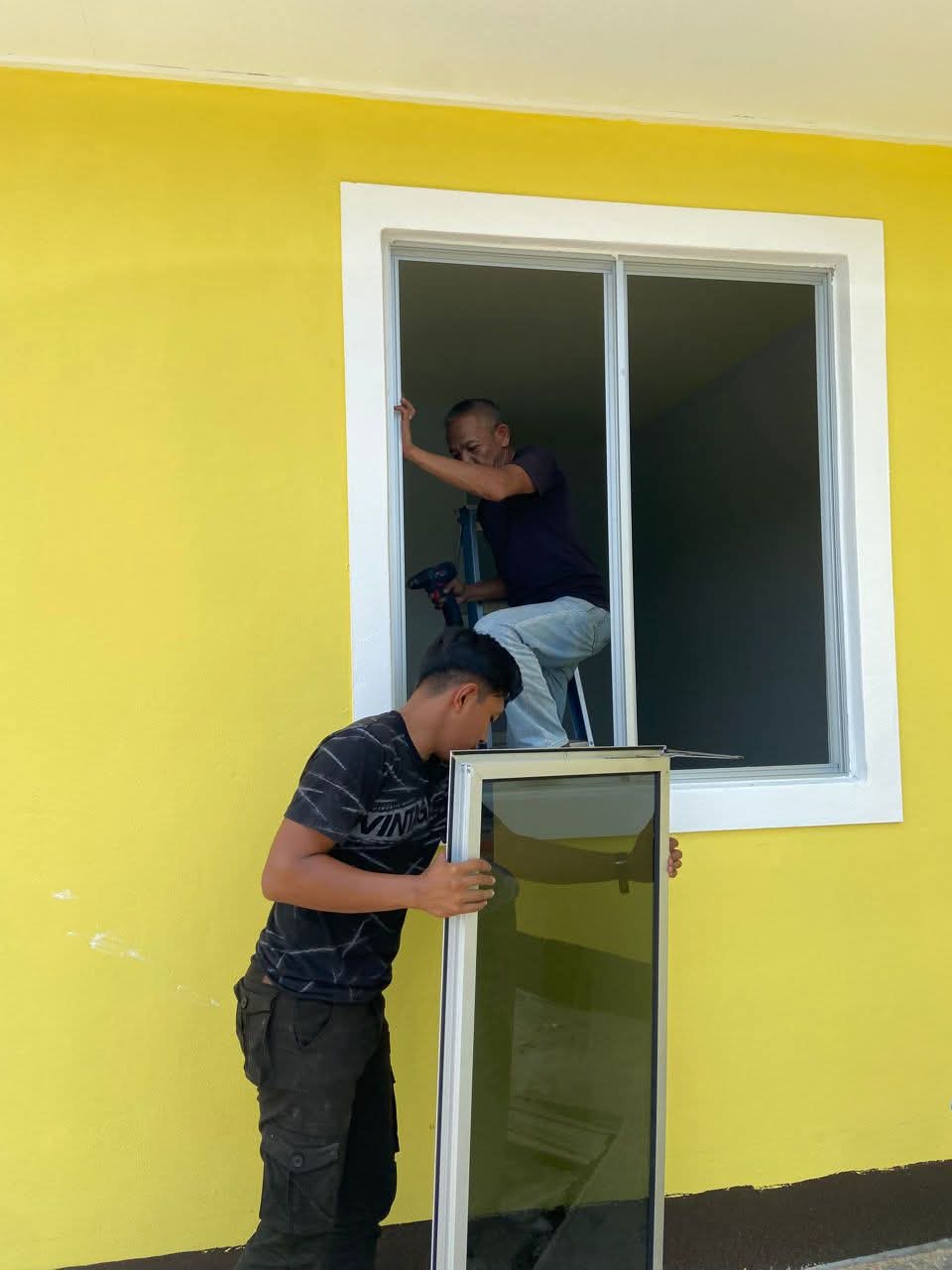 Pintu sliding tinted bingkai putih dengan transom