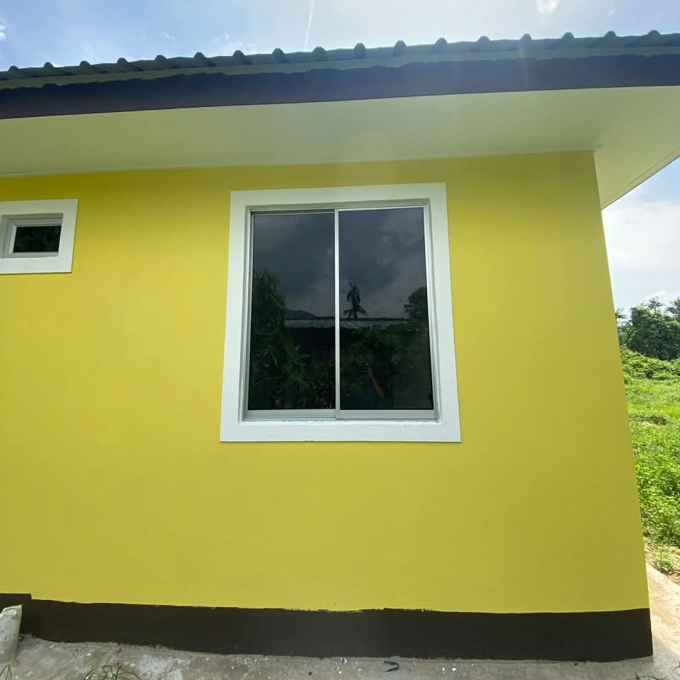 Tingkap aluminium siap dipasang di rumah warna kuning