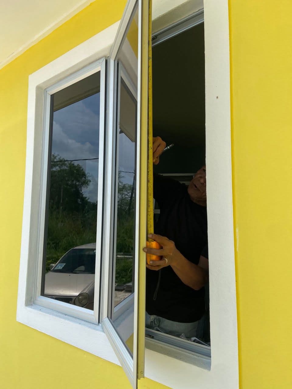 Tukang mengukur bingkai tingkap aluminium